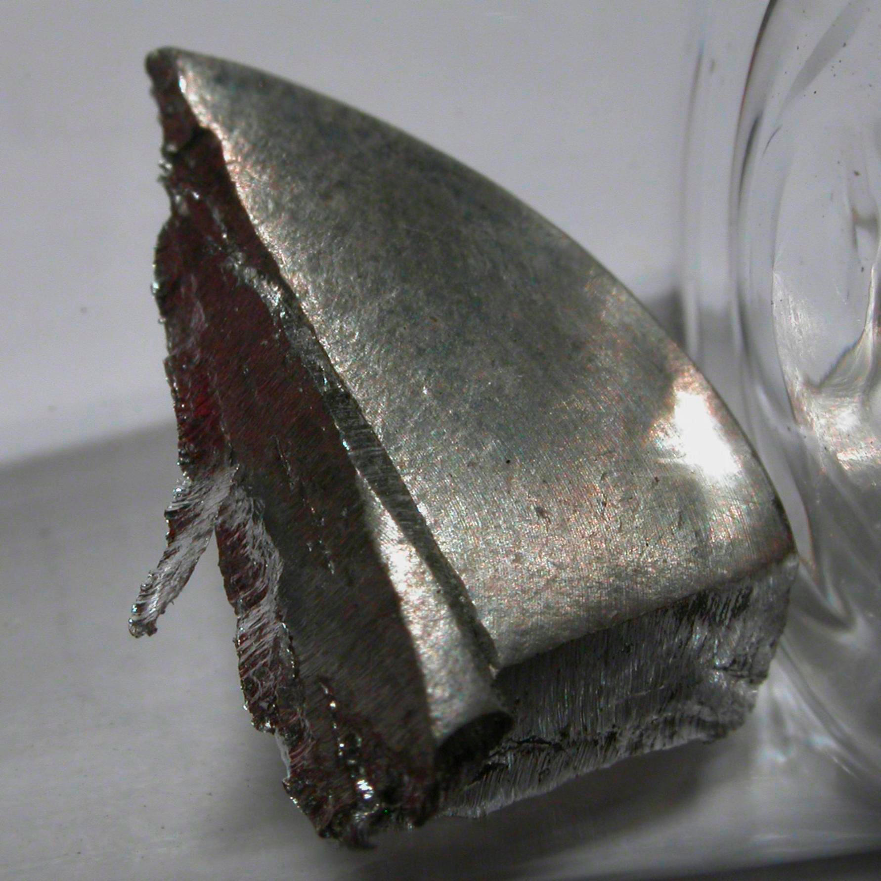 Натрий железо свинец галлий марганец. Металлические Кристаллы. Свинцовое железо. Кристалл металлического натрия. Натрий металлический пластины.